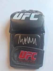 Renato Moicano SIGNIERTER HANDSIGNIERTER UFC HANDSCHUH COA BAS BECKETT COA BS65524 - Bild 1 von 2