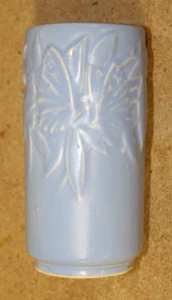 Jarrón de cerámica cilíndrica azul mariposa vintage Nelson McCoy súper limpio - Imagen 1 de 5