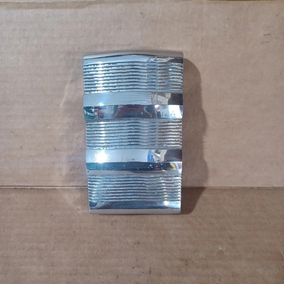 Studebaker Commander 1949 parrilla delantera moldura central parte # 290105 Foto 1 de 4