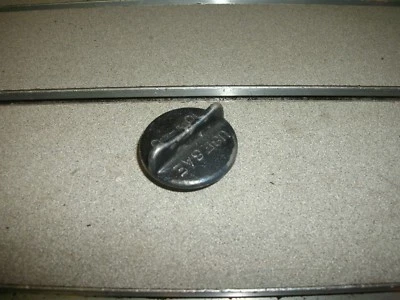 Suzuki GS,GS425,GS425E,oil fill plug,oil cap - Изображение 1 из 2