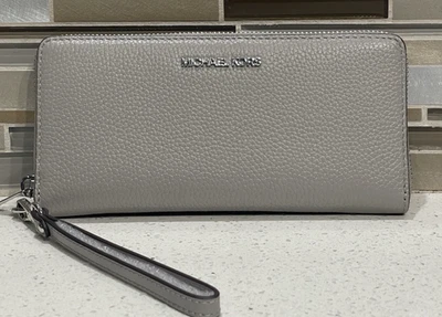 CARTERA MICHAEL KORS JET SET GRANDE DE VIAJE CON CREMALLERA CONTINENTAL MK CUERO GRIS PERLA Foto 1 de 4