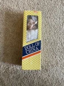 Vintage Puppe aus China Porzellan Baby Puppe Mädchen in Box 11" groß - Bild 1 von 2