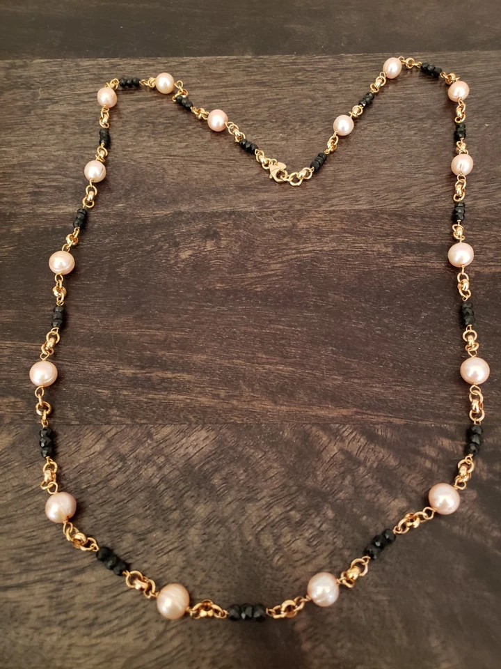 Collar Bronce Italia JH Perlas Rosa Con Piedras Negras Y Algunos Círculos Dorados. Foto 1 de 4