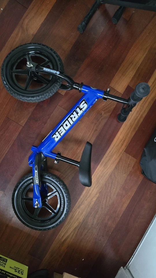 Bicicleta de equilibrio clásica Strider 12 - azul Foto 1 de 1