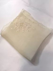 Antikes elfenbeinfarbenes 10,5 Zoll quadratisches zartes Damen Seidentaschentuch Blumenstickerei PO - Bild 1 von 9