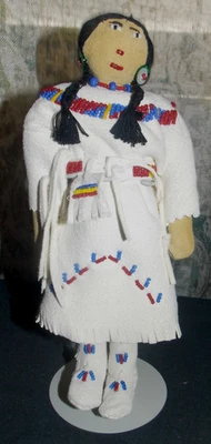 ¡Muñeca de gamuza nativa americana vintage hecha a mano! Mujer india sioux con cuentas/lakota/8" Foto 1 de 4