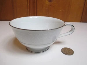 Noritake Versailles 7 Unzen Kaffeetasse mit Fuß weiße Schnörkel Blumen Platinrand - Bild 1 von 6