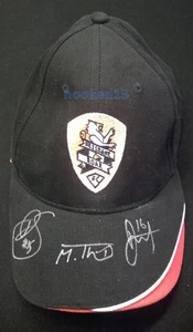 Firmado James Donachie Michael Theo Devante Clut Brisbane Roar Autógrafo en Gorra - Imagen 1 de 2