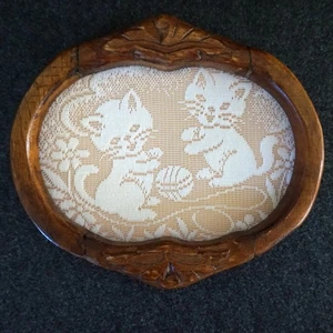 Geschnitzter Holzrahmen Kunst Spitzeneinsatz Kätzchen spielen Schnurball Wanddeko - Bild 1 von 18