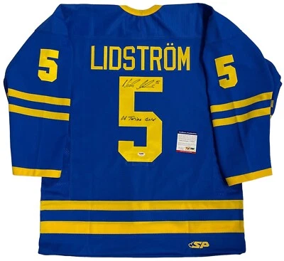 NICKLAS LIDSTROM SIGNED 2006 TEAM SWEDEN JERSEY PSA COA INSCRIBED 06 Torino Gold - Image 1 of 4