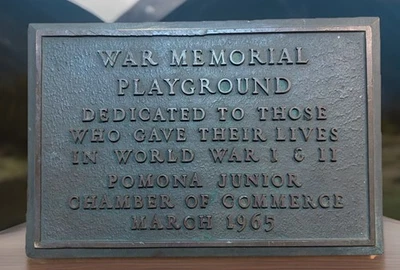 Placa conmemorativa de patio de recreo de la Primera y Segunda Guerra Mundial Pomona California 1965 años 60 veteranos Foto 1 de 4