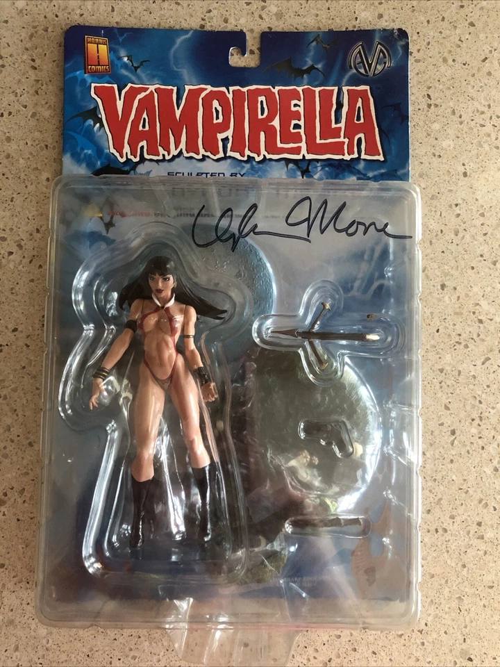 Vampirella Figure Sculpted by Clayburn Moore Action Collectibles 2000