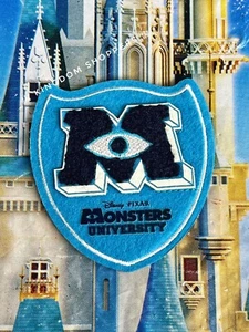 Imán Universitario Monstruos Pixar Monsters Inc. Parques Disney Nuevo - Imagen 1 de 2