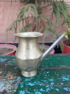 Olla para espolvorear agua y leche de adoración ídolo de la deidad religión jainista de latón de colección Foto 1 de 4