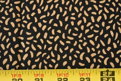 Por 1/2 yarda, estampado marrón sobre edredón de algodón negro, Cranston/Colorshop P2590 Foto 1 de 4