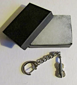 F) SCHLÜSSELANHÄNGER ZINN MUSIKINSTRUMENT GEIGE GEIGE HOHLER HOLZKÖRPER SAITEN - Bild 1 von 3