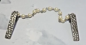 Vtg SilverTone Hammered Metal  Design Lapel Collar Faux Pearl Chain Sweater Clip - Picture 1 of 8