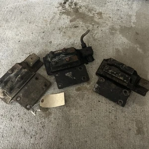 Jeep Cherokee XJ 1991-2001 Manual  AX-15 5 Speed Transmission Mount Bracket 4.0L - Picture 1 of 3