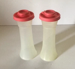 Vintage - Tupperware - 6" Sanduhr Salz Pfefferstreuer - klar mit rosa Deckeln - Bild 1 von 4