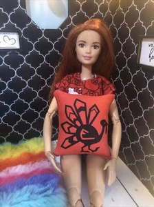 Almohada de acento en miniatura hecha a mano para casa de muñecas Barbie - Imagen 1 de 2