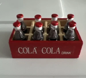 Mini caja roja vintage de botellas de Coca Cola para casa de muñecas miniaturas con 8 cocas - Imagen 1 de 4