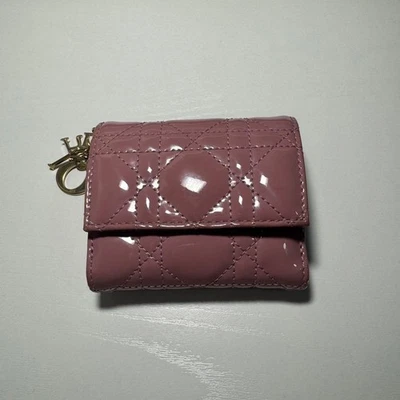 [Импортные пошлины включены] Christian Dior леди Dior лотос бумажник розовый патент Leath - Изображение 1 из 4