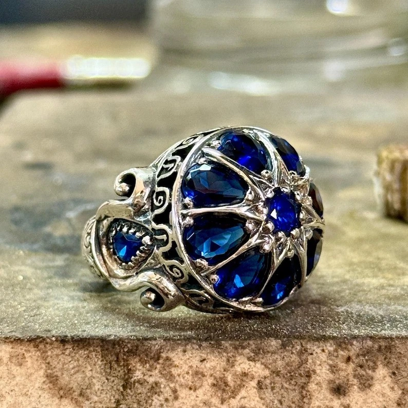 Anillo de piedras preciosas azules para hombre hecho a mano con piedra de zafiro grabado único para hombre Foto 1 de 4