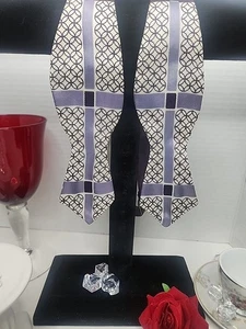 Fliege Rautenspitze geometrisches Design lila und weiß  - Bild 1 von 13