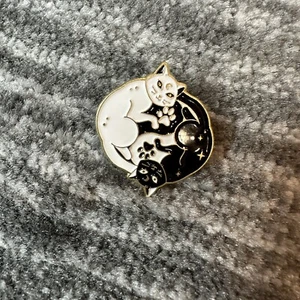 Enamel Pin Cat White Black Yin & Yang Brooch Badge Lapel Backpack Pin Kitten New - Picture 1 of 5