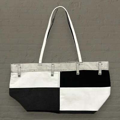 Bolso de mezclilla hecho a mano con retazos vaqueros vintage desteñidos negro gris envejecido Upcycle 2 Foto 1 de 4