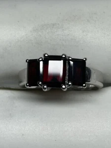 Anillo de granate QJ 3- Piedra 2.0 Tcw en plata esterlina .925 talla 7 India, nuevo - Imagen 1 de 7