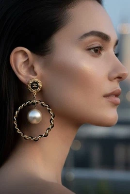 PENDIENTES CHANEL 1992 VINTAGE LOGOTIPO CC CUERO NEGRO GRIPOIX PERLA ARO CLIP XXL Foto 1 de 4