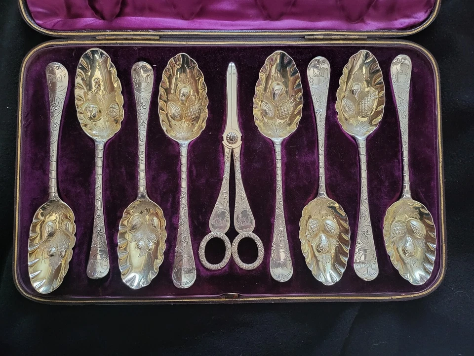 Juego de cuchara y cizalla de uva georgiana inglesa de plata de ley Foto 1 de 4