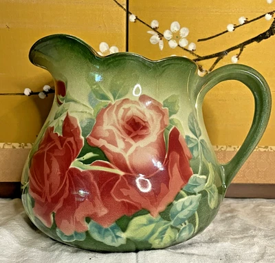 Antigua jarra francesa verde K&G con rosas 6" de alto, 7" de ancho Foto 1 de 4