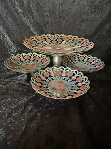 Vintage Messing handbemalt filigran 12" Kuchenplatte/Ständer plus 3 - 9" passende Schüsseln. - Bild 1 von 9