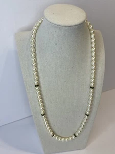 Halskette Kostüm weiße Kunstperlen mit Smaragd & goldfarbenen Bändern 23 Zoll - Bild 1 von 4