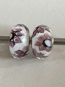 Trollbeads 🍀 1 Event Facette, Weiß mit rosa Blumen , links 🍀 LAA925 - Bild 1 von 4