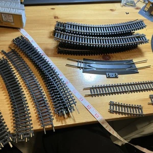 (5) Atlas 15” Snap No 25670 Rerailer (20) 18in R No 33 Train Track (4)AHM 2560 - Picture 1 of 11
