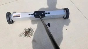 Barredora de piso magnética para techos de 30" con ruedas para recoger piezas pequeñas de metal - Imagen 1 de 3