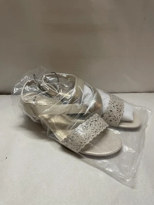 Sandalia para mujer East 5th talla 8,5 M sin cordones tacón de 2" dorada con joyas sofisticada Foto 1 de 4