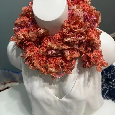 ✨ Bufanda de encaje con volantes hecha a mano — 56" — suave, ligera y volantes Foto 1 de 4