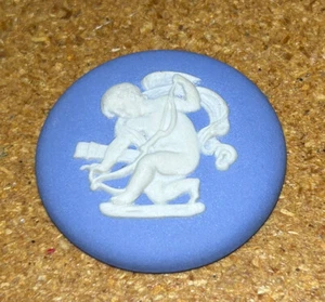 Camafeo vintage auténtico sin usar WEDGWOOD Cupido 34 mm en clásico Wedgwood azul - Imagen 1 de 4