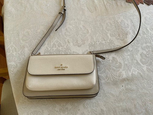 Borsa a tracolla Kate Spade New York Leila piccola patta borsa in pelle blu rugiada