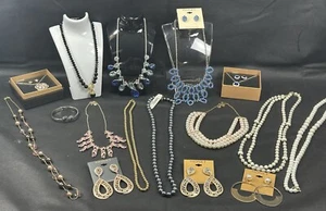 Monet Lote Mixto de 12 Collares, 6 Pares de Pendientes y 1 Pulsera - Imagen 1 de 17