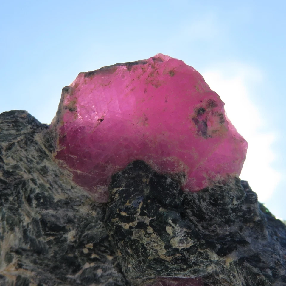 Minéraux Corindon Var. Rubis Sur Matrice Madagascar - Photo 1/2