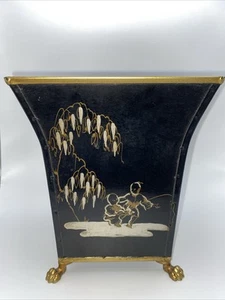 Cachepot de colección Tole Chinoiserie negro, dorado y blanco pintado a mano de metal con patas de latón - Imagen 1 de 6