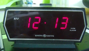 Space Age General Electric Red LED Alarm Clock Model GE 8143-5 Vintage Woodgrain - Picture 1 of 8