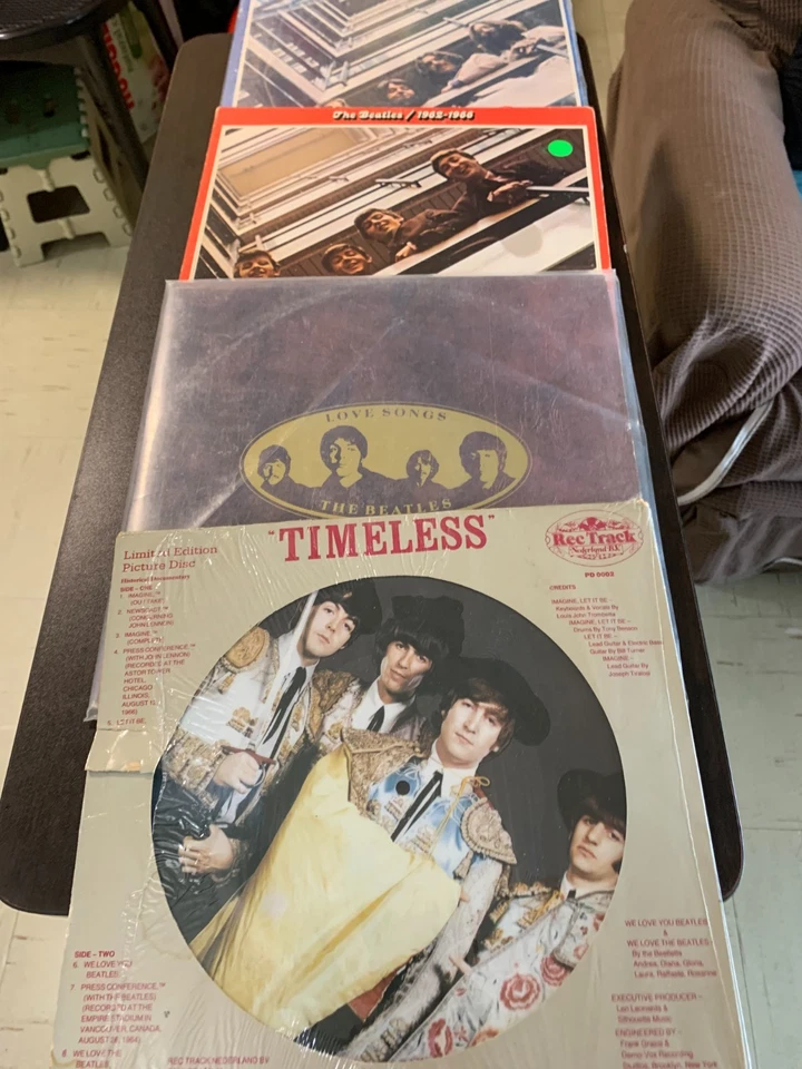 The Beatles Lot 4 Pic Dics/ Love Songs Vinyl LP - Image 1 of 1