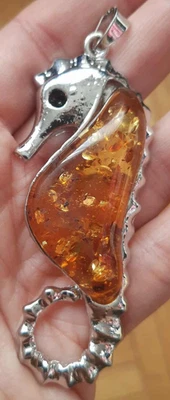 PINGENTE GRANDE ÂMBAR CLARO INCLUSÕES CAVALO MARINHO GRANDE TOM PRATA CAVALO-MARINHO CHARME - Imagem 1 de 3