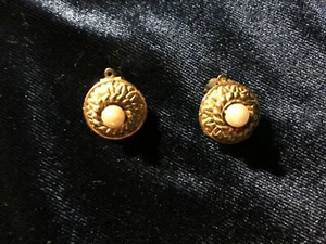 Vintage/Antique Gold Tone with Pearl Clip On Earrings 3/4" - Picture 1 of 3